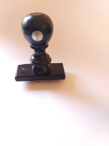 黑色木制邮票手柄上的白色背景图片下载