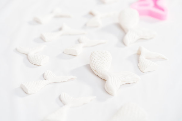 用白色风干造型粘土做美人鱼的尾巴。图片下载