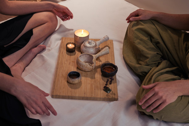 在卧室的床上按摩前的茶道图片下载