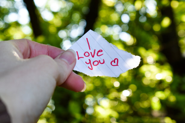 手里拿着一张纸写着我爱你的短信图片下载