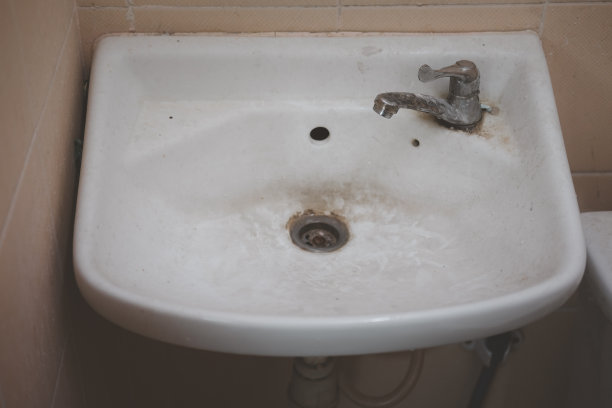 关上浴室里的脏脸盆图片下载