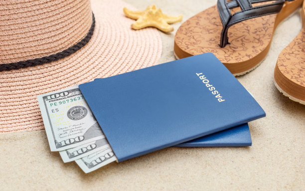 带钱的护照，沙滩帽，沙滩人字拖。关闭了。假期旅行。图片下载