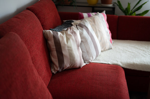 红色沙发上排列着五颜六色的枕头图片下载