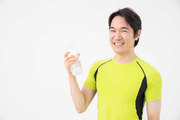 喝水的中年男人图片下载