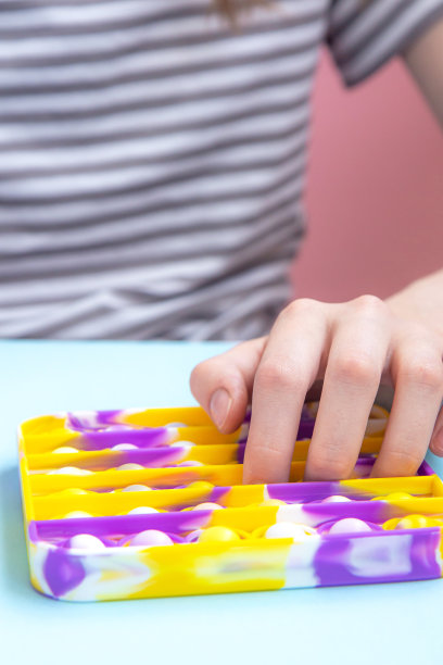 儿童玩的流行鲜艳的多色抗压力玩具流行它图片下载