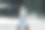 年轻的女商人头上戴着安全帽，在一座办公楼附近驾驶电动滑板车图片下载