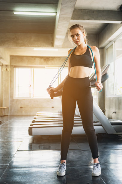 运动女性在健身馆锻炼，年轻女性训练锻炼图片下载