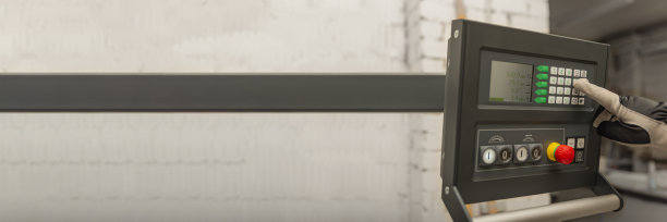 木匠在木工机器上工作。木匠在木工车间里加工木工机器。图片下载