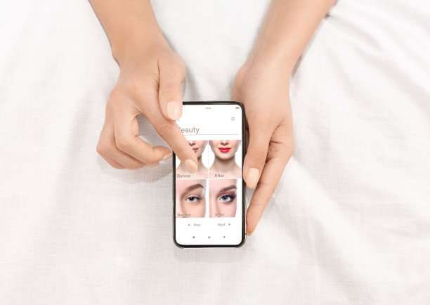 增强现实美容应用。女人尝试不同的化妆在线图片下载