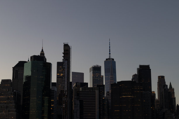 黑暗的曼哈顿下城在晚上天际线轮廓图片下载