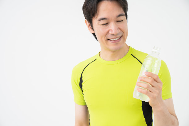 喝水的中年男人图片下载