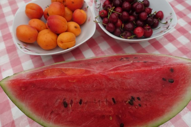 自助餐桌上有各种水果西瓜樱桃杏子图片下载