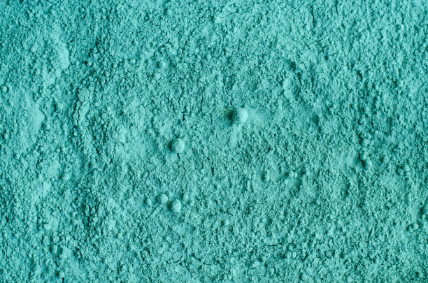 蓝色、绿色膨润土粘土粉(藻酸盐、面膜、眼影、裹体)质地近距离，选择性聚焦。抽象的背景。图片下载