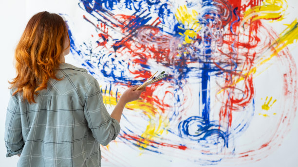 绘画艺术，室内装饰，女人多彩的墙壁图片下载