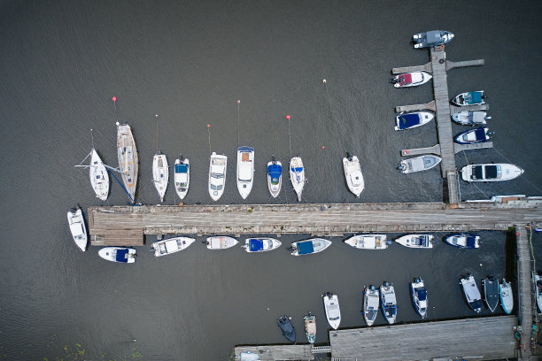 鸟瞰图的码头与船只图片下载