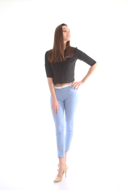 年轻漂亮的女人穿着衬衫和牛仔裤前面的白色背景图片下载
