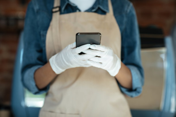 在冠状病毒感染期间，社交距离、新现实和咖啡馆送单图片下载