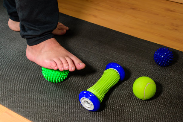 人做康复治疗。骨折后正在进行脚部康复的男子。男人在家里做康复训练。图片下载