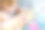 小女孩坐在桌前，玩着五颜六色的积木玩具。图片下载