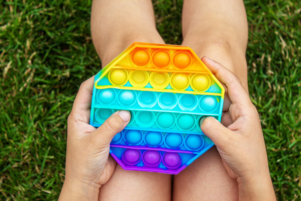 孩子玩抗压力弹。选择性集中。图片下载