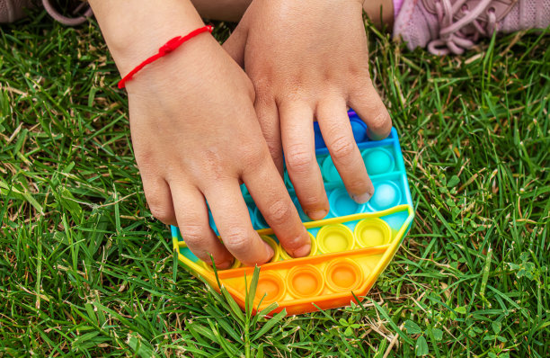 孩子玩抗压力弹。选择性集中。图片下载