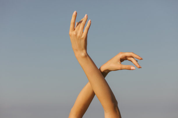 人的双手放在天空前图片下载