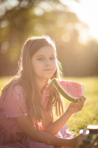 小女孩花时间在大自然和吃西瓜。我爱西瓜。图片下载