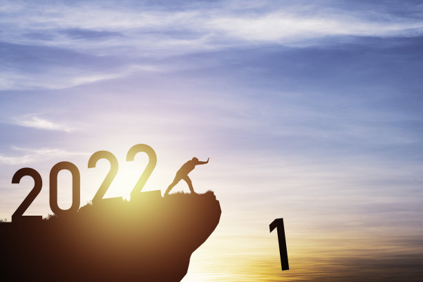 人把一号推下悬崖，那里有2022号蓝天和日出。它象征着迎接2022年新年的到来。图片下载