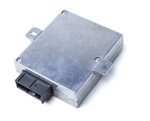 塑料汽车发动机控制单元与金属元素在一个白色孤立的背景是各种子系统，单元和组装的连接中心。监控时刻的状态。备件图片下载