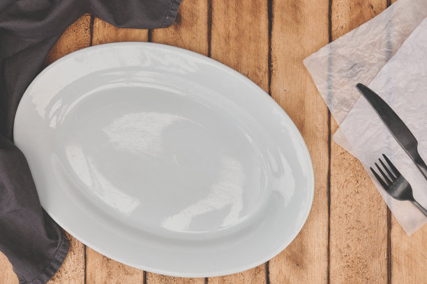 空盘子，勺子，叉和刀，俯视图图片下载
