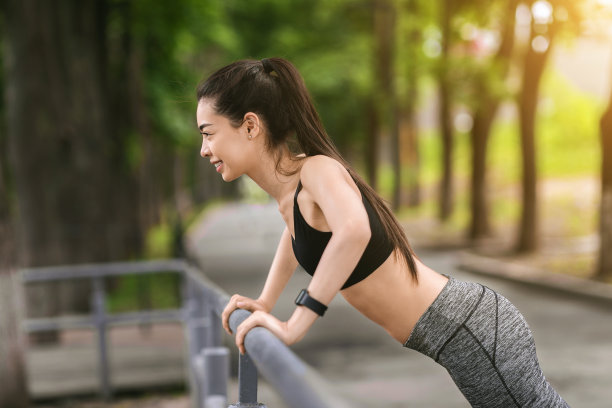 亚洲健身女孩做俯卧撑胸部和手臂与扶手户外图片下载