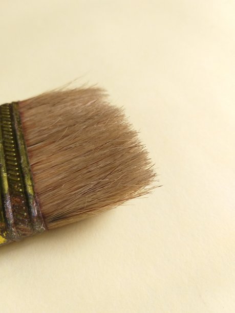 一张画笔在黄色墙壁背景上的照片图片下载