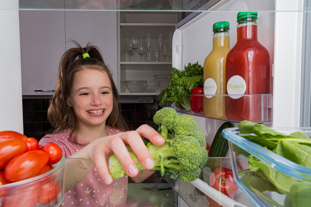 从里面打开冰箱图片下载