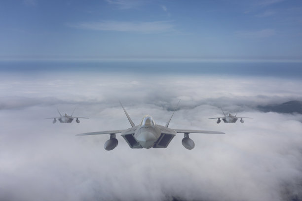 喷气式战斗机飞过云层。图片下载