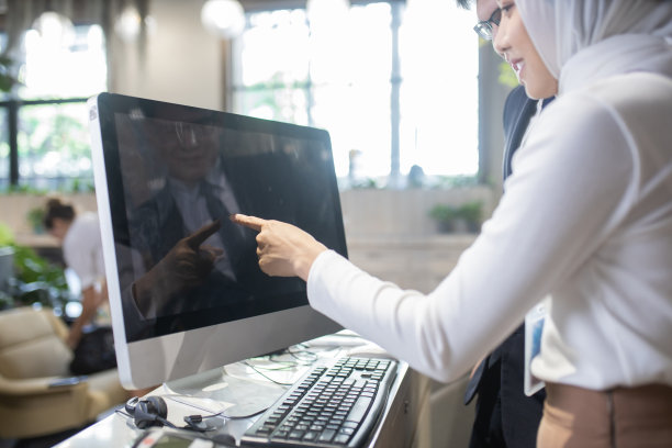 年轻的亚洲酒店接待员工作。两名前台工作人员的照片图片下载