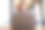 一个漂亮的年轻女子使用和工作的笔记本电脑图片下载