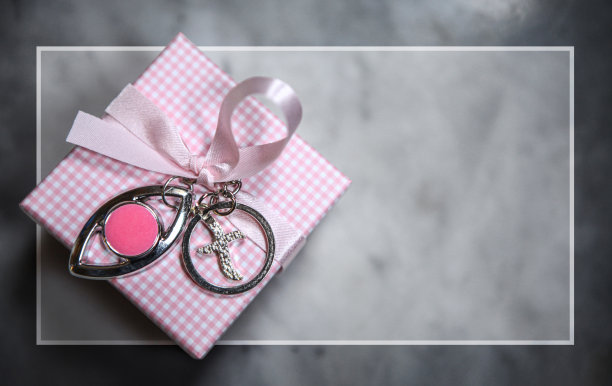 顶视图的粉红色礼盒在灰色的背景图片下载