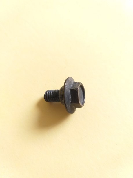 螺栓的照片放在黄色背景上图片下载