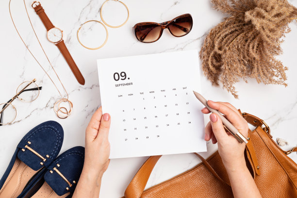 平躺与日历为九月与女性时尚秋季配件图片下载