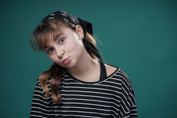 蓝绿色背景下的少女肖像图片下载