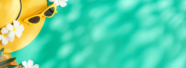 热带夏季黄色草帽和单一的绿松石背景与阳光和阴影。产品展示广告的横幅模型空间图片下载