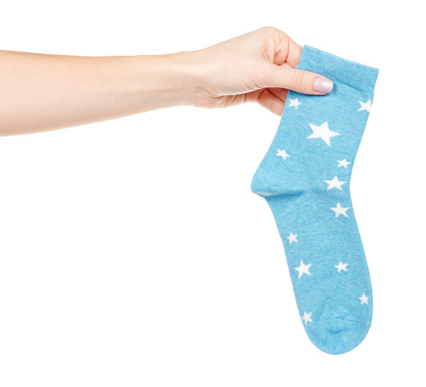 手拿蓝色棉袜孤立在白色背景上图片下载