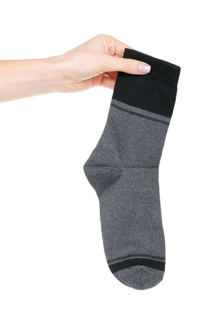 手与深色棉袜图案孤立的白色背景图片下载