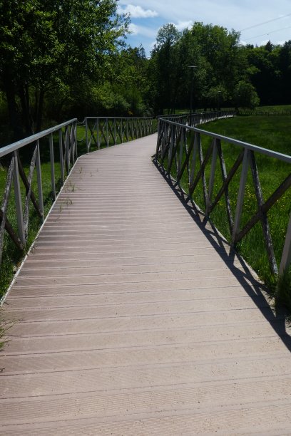 位于Guéret的la Courtille池塘步行道上的人行桥图片下载