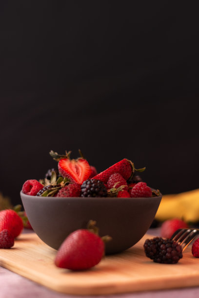有选择的碗方法与草莓和覆盆子，健康的食品概念图片下载