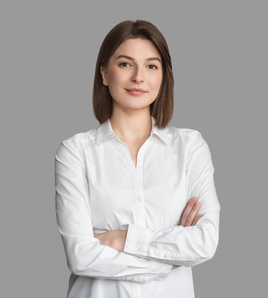 微笑的年轻女子与交叉的胳膊工作室肖像图片下载