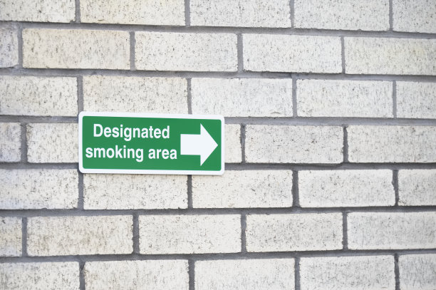 墙上有指定吸烟区方向箭头标志图片下载