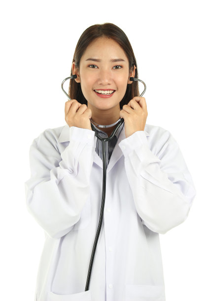 肖像微笑年轻美丽的亚洲女医生在白大褂拿听诊器隔离在白色的背景。图片下载