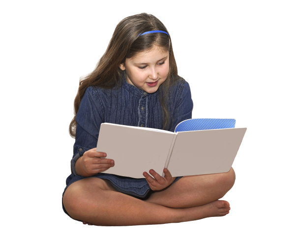 可爱的小长发女孩穿着蓝色的牛仔裙读书孤立在白色的背景。图片下载