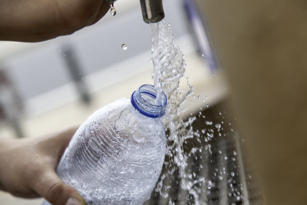 喷泉装瓶图片下载